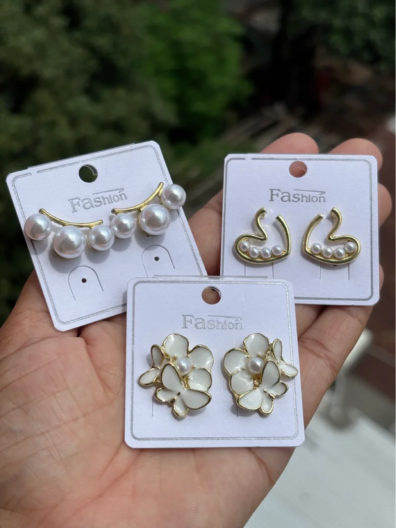 Elegant Gold Tone Pearl Stud Earring