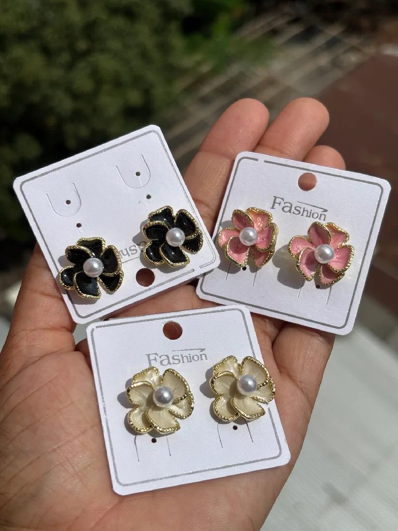 Chic Pearl Core Pinwheel Flower Stud Earring